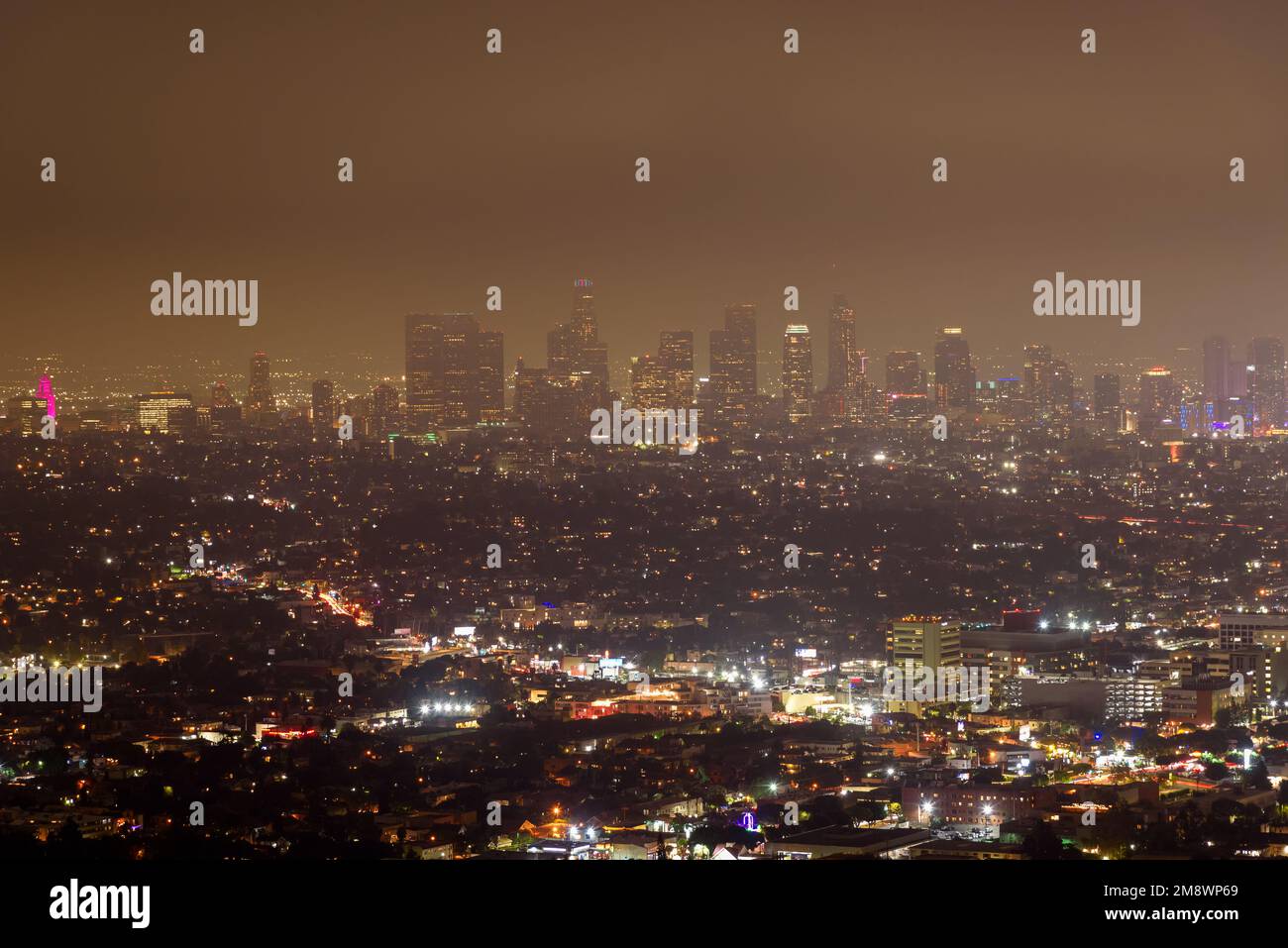 Vista dello skyline di Los Angels in una notte d'autunno nebbiosa Foto Stock