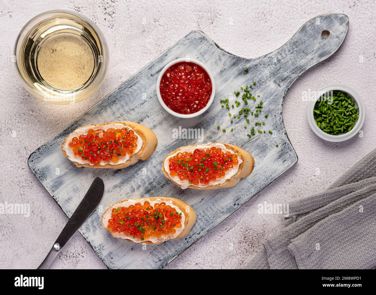 Fotografia gastronomica di sandwich con caviale, erba cipollina, vino bianco, antipasto, delicatezza Foto Stock