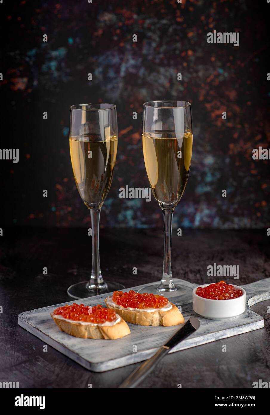 Fotografia alimentare di sandwich con caviale, salmone rosa, vino bianco, champagne, antipasto, delicatezza Foto Stock