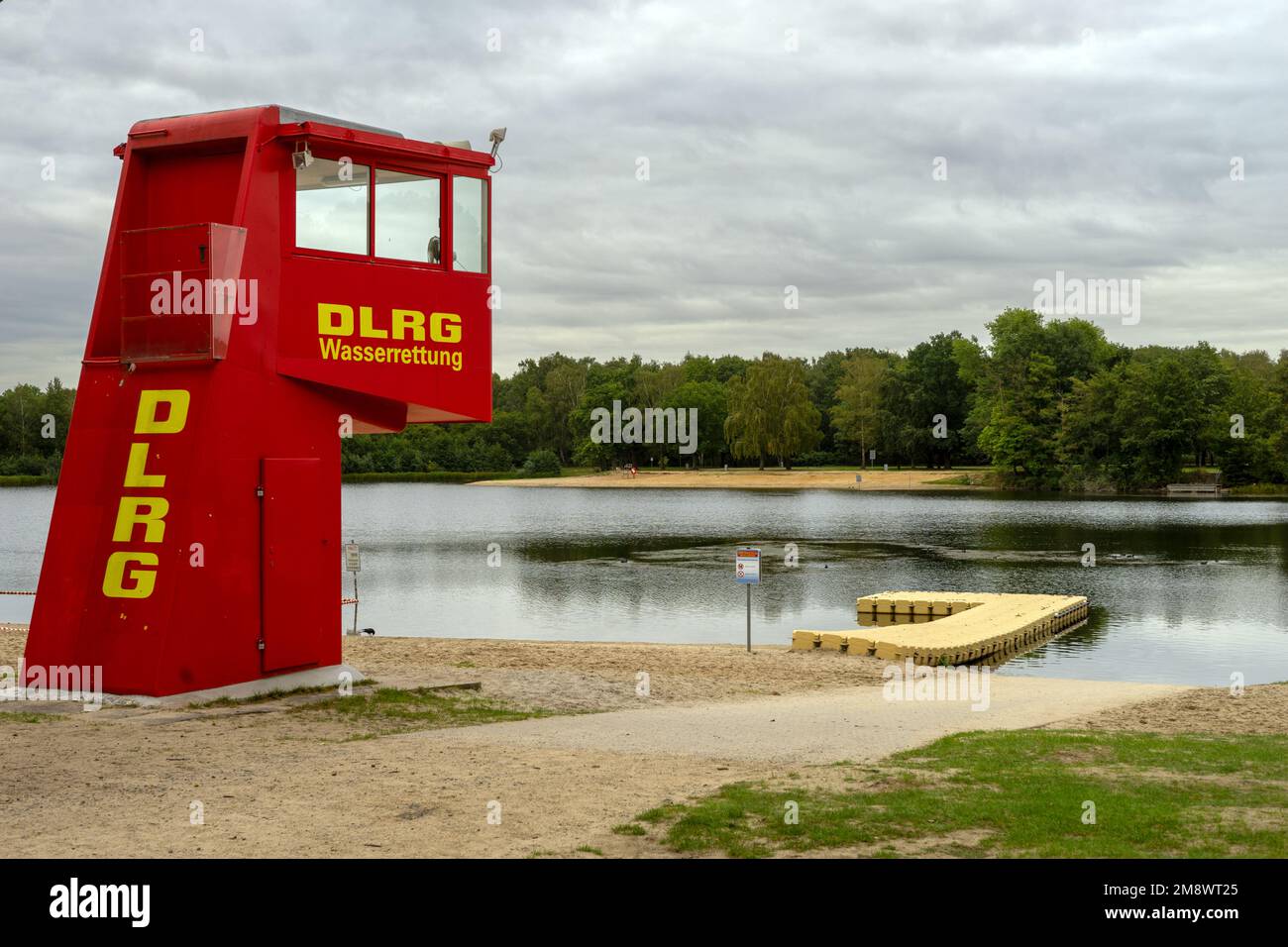 Una torre di guardia DLRG presso un lago, il Silbersee, ad Hannover Foto Stock