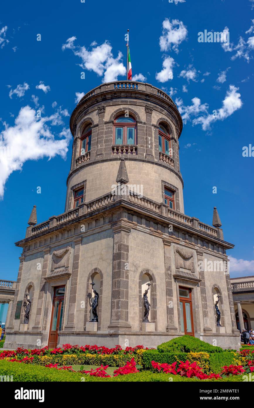 CDMX, CDMX, 11 12 22, alta torre cavaliere con bandiera nel cortile superiore del castello di chapultepec, 4 sculture nere di donne e un giardino con i turisti Foto Stock