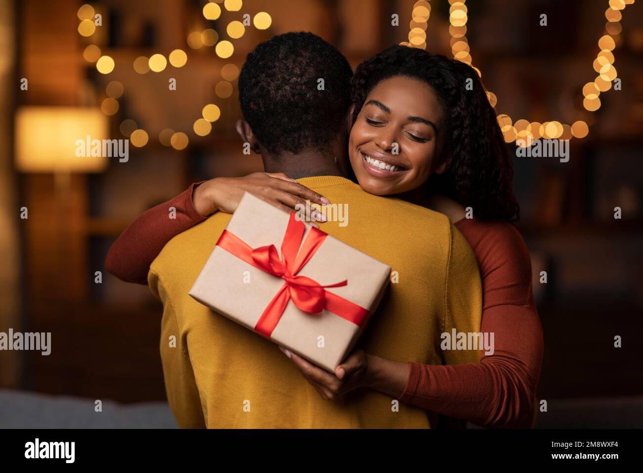 La mattina di Natale e un regalo speciale per lei. Presente per Natale da  amante, marito o fidanzato. Una donna ha una sorpresa per lei nel letto. Y  Foto stock - Alamy