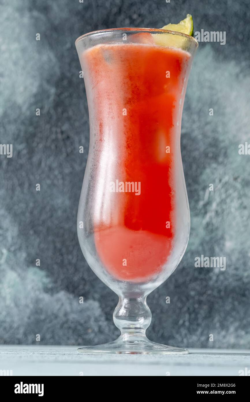 Bicchiere di Koolaid cocktail guarnito con zeppa di lime Foto Stock