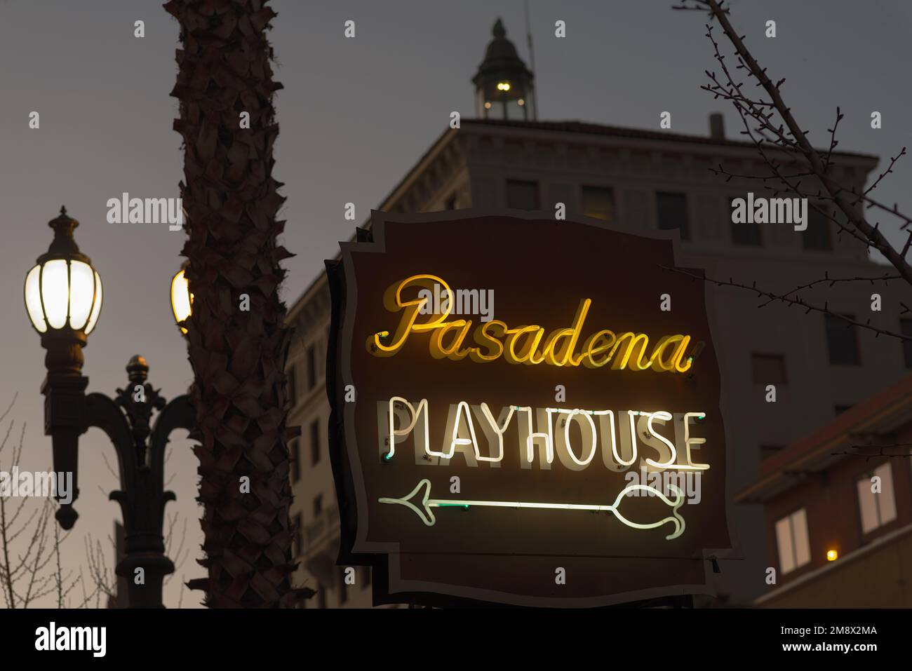 Il cartello al neon Pasadena Playhouse si trova su Colorado Boulevard. Questo segno è considerato un esempio storico di arte al neon. Foto Stock