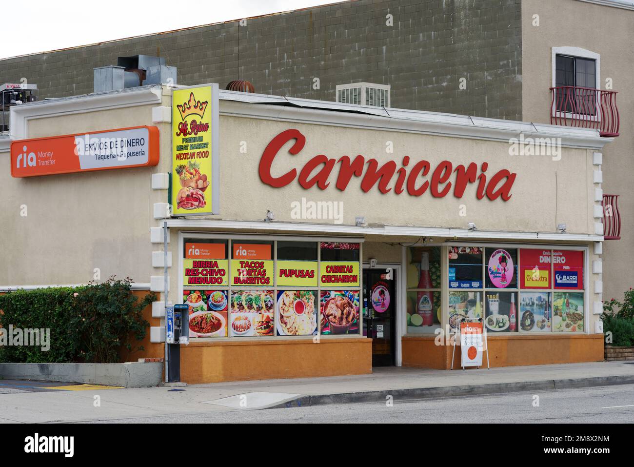 Il mercato di cibo latino nella città di Pasadena viene mostrato in un giorno coperto. Foto Stock