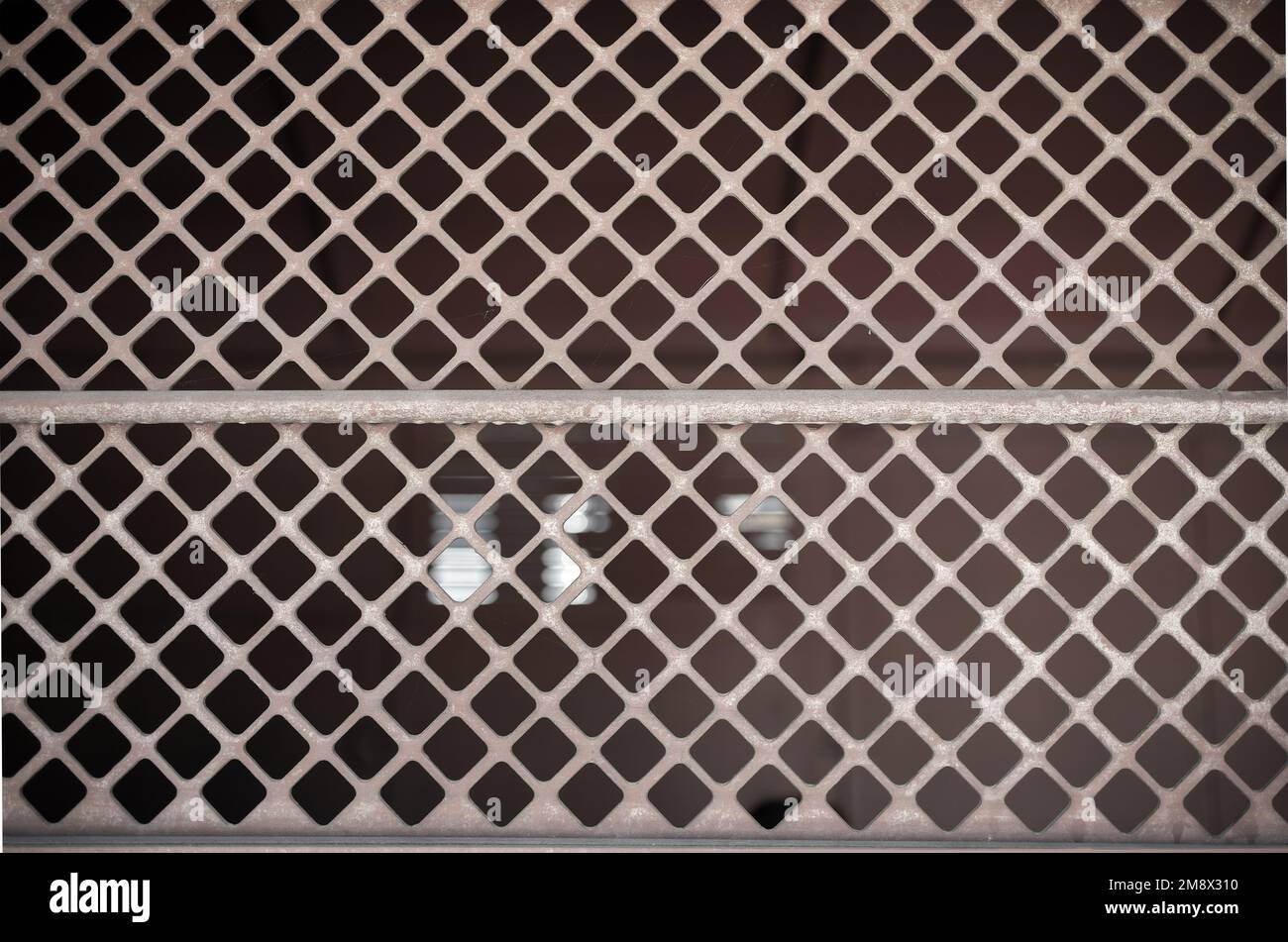 Interno della prigione. Finestra di una cella e prigione, sfondo scuro Foto Stock