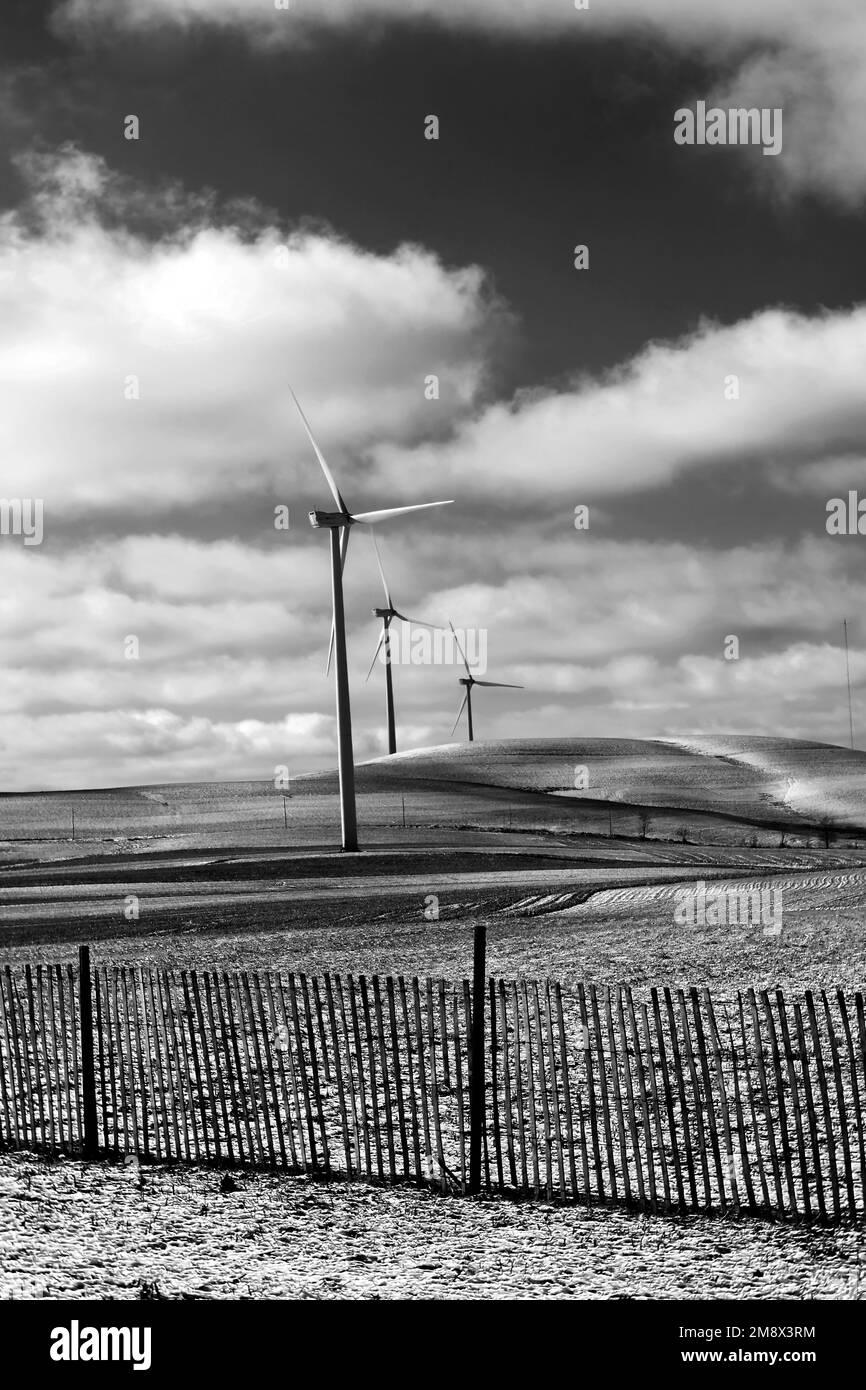 Parte di una fattoria di mulino a vento per l'energia naturale o verde lungo una strada statale nella Pennsylvania centrale Foto Stock