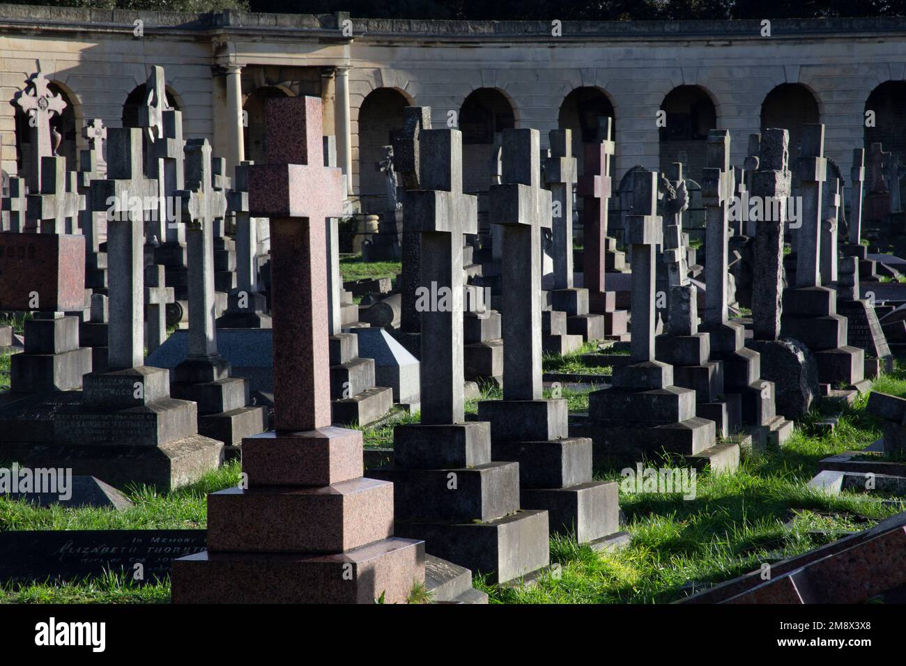 Il Grande cerchio e Colonnades Brompton Cemetery's colonnades distintivi, West London Inghilterra Regno Unito Foto Stock