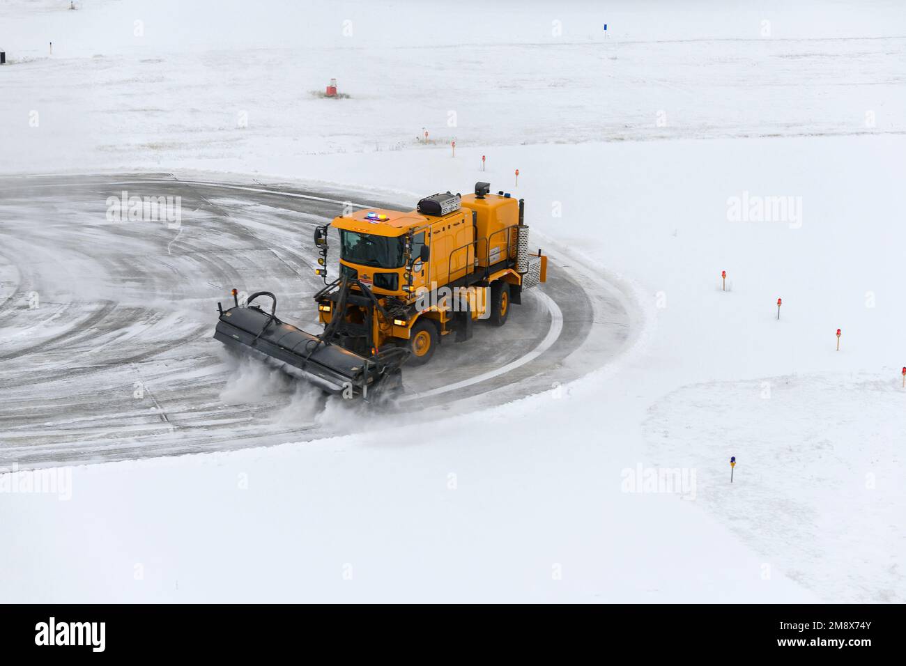 Rimozione della neve dalla pista all'aeroporto in Alaska. Pista dell'aeroporto dopo una caduta di neve. Aeroporto operazioni invernali a Merrill Field. Foto Stock