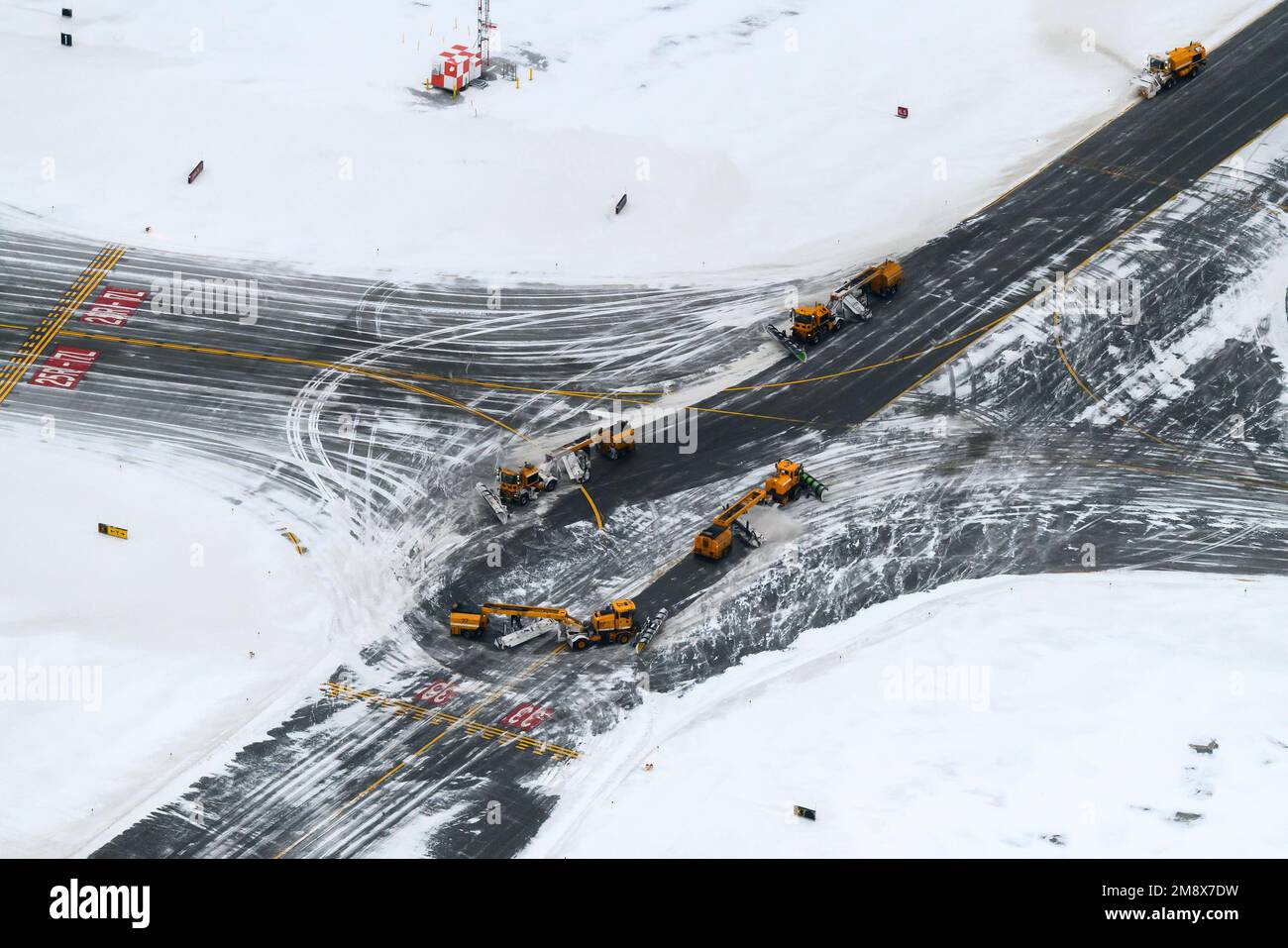 Rimozione della neve dalla pista di Anchorage Ted Stevens Airport dopo una caduta di neve. Aeroporto operazioni invernali al centro di carico di Anchorage. Foto Stock