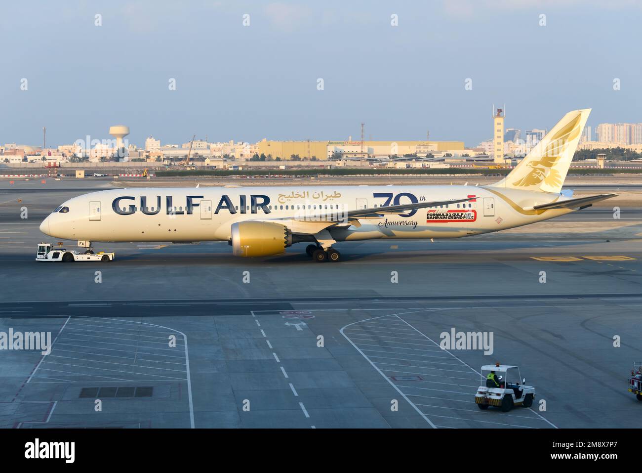 Gulf Air Boeing 787 all'aeroporto di Bahrain. Aereo 787 Dreamliner di GulfAir / Gulf Air. Vettore di bandiera Bahrain. Foto Stock