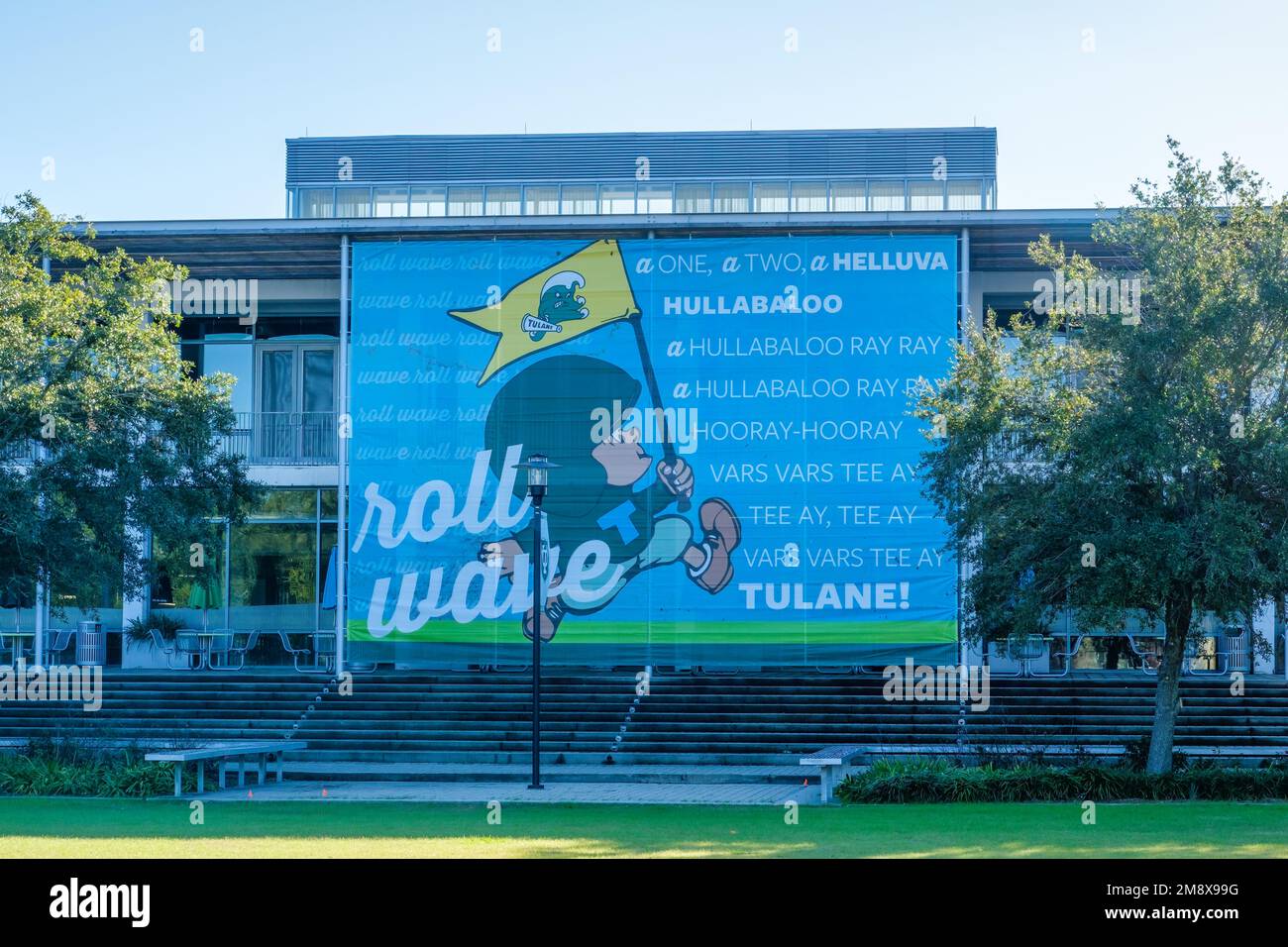 NEW ORLEANS, LA, USA - 29 DICEMBRE 2022: Grande banner sul centro studentesco della Tulane University per celebrare la squadra di calcio Tulane Green Wave Foto Stock