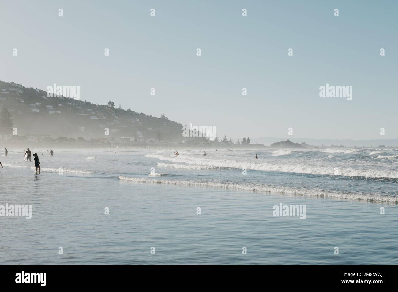 Costa dell'Oceano Pacifico in Nuova Zelanda. Il concetto di viaggio locale, a piedi per strada, in viaggio. Foto Stock