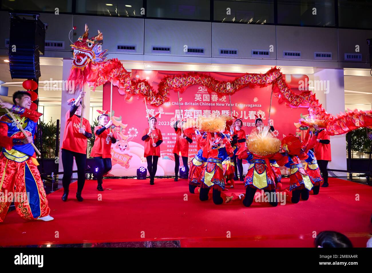 Londra, Inghilterra, Regno Unito. Gennaio 15 2023. Good Little Bunnies and Dragon King si esibisce al China-Britian - Chinese New Year Extravaganza del 2023 al Bridge Courtyard. Credit: Vedi li/Picture Capital/Alamy Live News Foto Stock