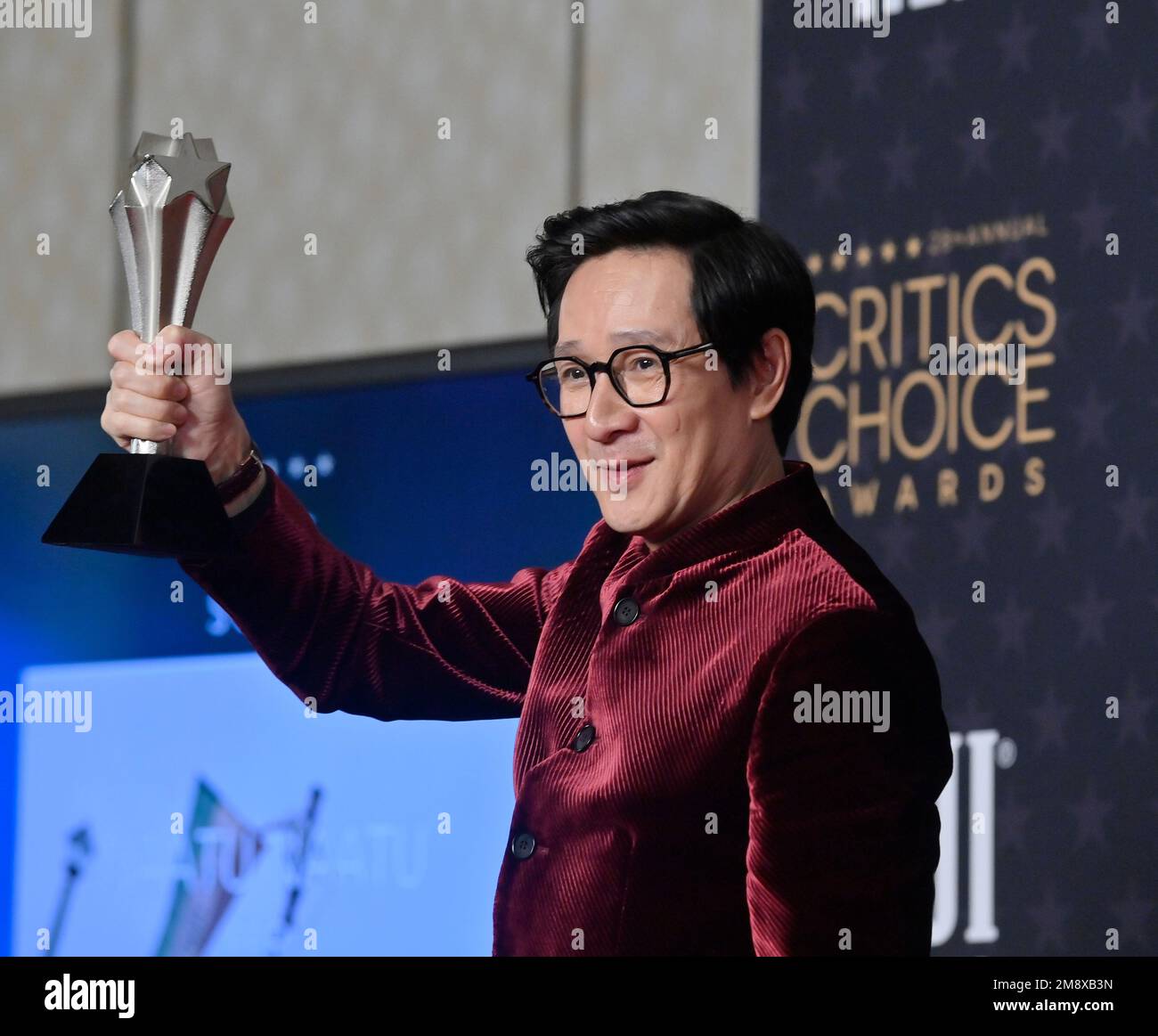 Los Angeles, Stati Uniti. 15th Jan, 2023. Ke Huy Quan appare dietro le quinte con il premio Best Supporting Actor per 'Everywhere All At Once' durante i 28th Critics' Choice Awards annuali al Fairmont Century Plaza di Los Angeles domenica 15 gennaio 2023. Foto di Jim Ruymen/UPI Credit: UPI/Alamy Live News Foto Stock