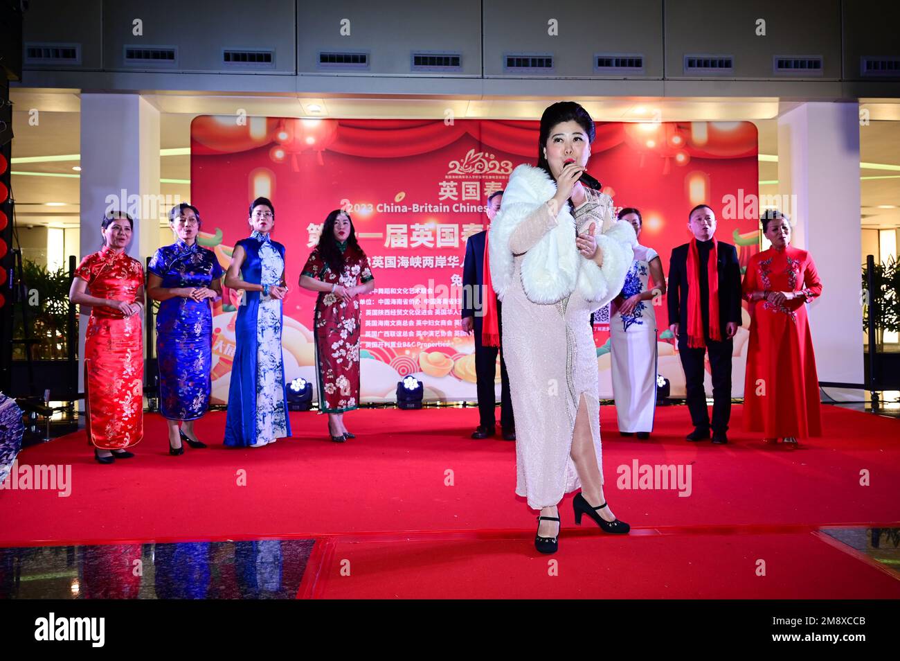 Londra, Inghilterra, Regno Unito. Gennaio 15 2023. Hainan, 'Long Time No See' e Wang Beibei eseguono una canzone dei patrioti cinesi al 2023 China-Britian - Chinese New Year Extravaganza al Bridge Courtyard. Credit: Vedi li/Picture Capital/Alamy Live News Foto Stock