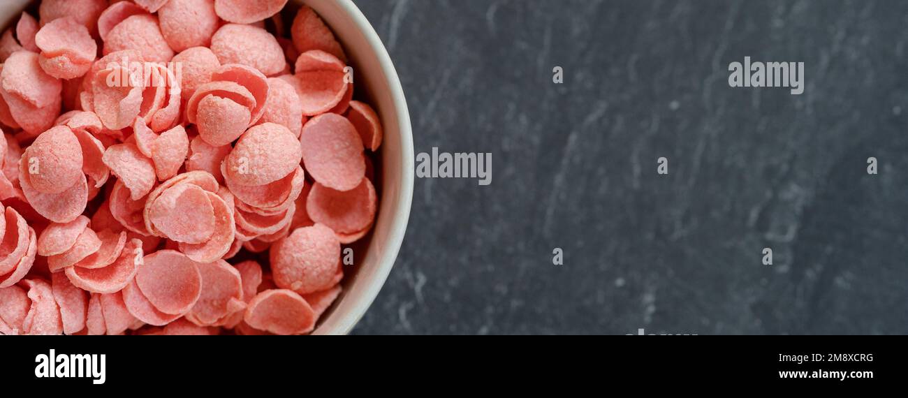colazione cereali isolati su sfondo scuro, vista dall'alto Foto Stock