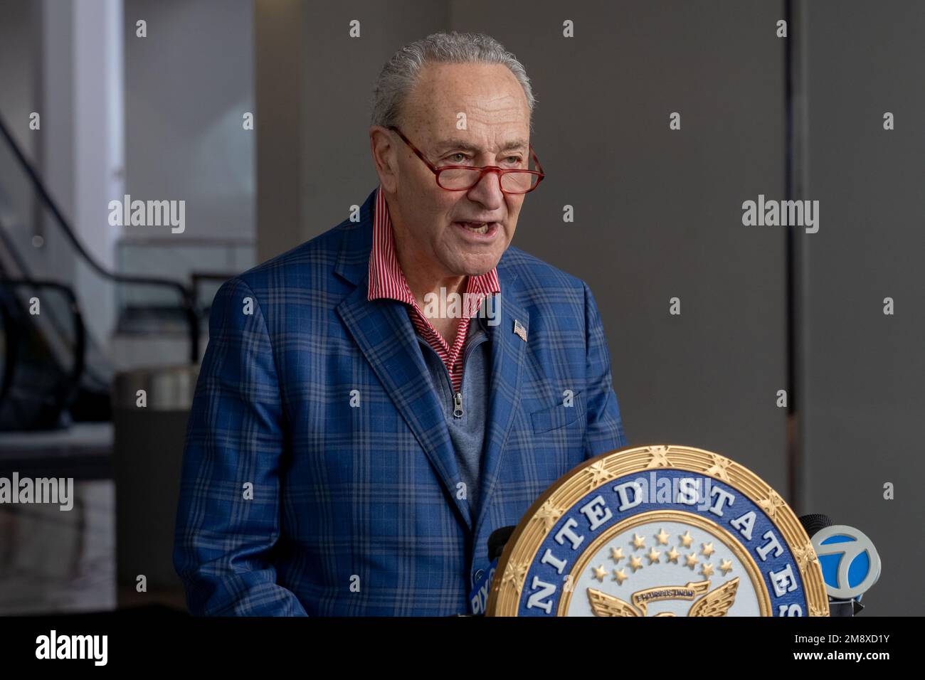 New York, Stati Uniti. 15th Jan, 2023. Chuck Schumer (D-NY), leader della maggioranza del Senato, annuncia la spinta per tenere un'audizione di conferma del Senato per il candidato del Presidente Biden, Phillip Washington, a capo della FAA presso un presser a New York City. Washington ha affrontato domande sulla sua limitata esperienza nel settore dell'aviazione e, a settembre, è stato nominato in un mandato di ricerca emesso come parte di un'indagine politica sulla corruzione a Los Angeles. Credit: SOPA Images Limited/Alamy Live News Foto Stock