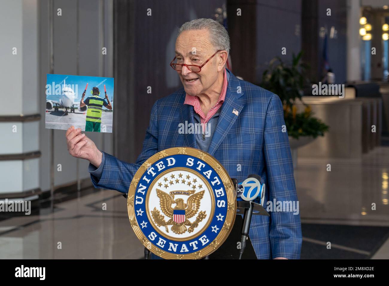 New York, Stati Uniti. 15th Jan, 2023. Chuck Schumer (D-NY), leader della maggioranza del Senato, annuncia la spinta per tenere un'audizione di conferma del Senato per il candidato del Presidente Biden, Phillip Washington, a capo della FAA presso un presser a New York City. Washington ha affrontato domande sulla sua limitata esperienza nel settore dell'aviazione e, a settembre, è stato nominato in un mandato di ricerca emesso come parte di un'indagine politica sulla corruzione a Los Angeles. Credit: SOPA Images Limited/Alamy Live News Foto Stock