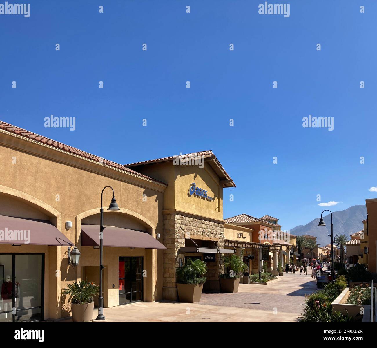 Vista esterna dei negozi outlet del centro commerciale Desert Hills Premium Outlets - Cabazon, California, USA - 2022 Foto Stock