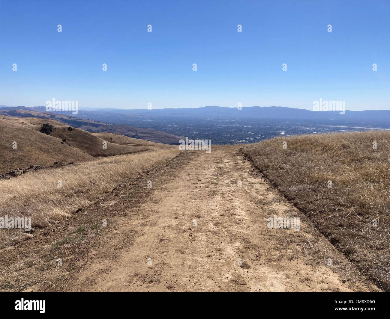 Sentiero escursionistico non asfaltato, strada dei vigili del fuoco con vista aerea del fondovalle e della baia di San Francisco durante la stagione autunnale. Foto Stock