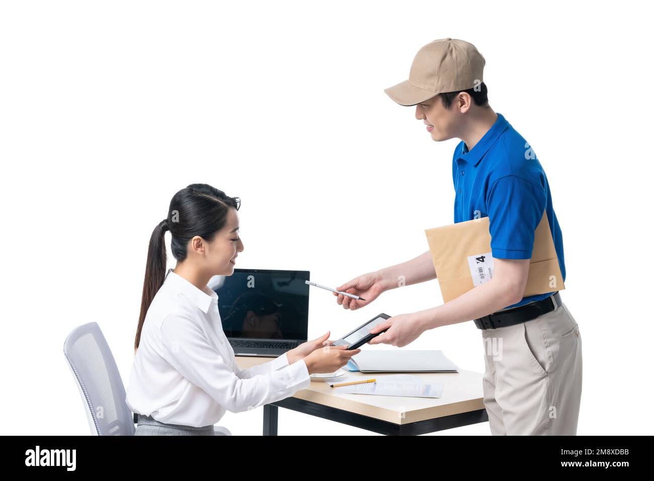 Giovane donna d'affari a firmare per la consegna Foto Stock