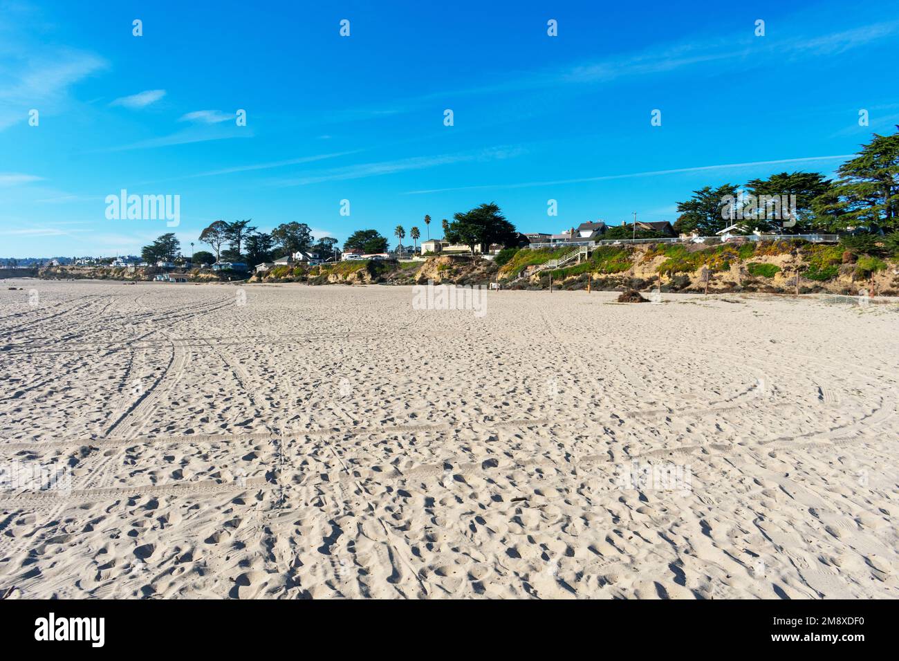 Gradini a piedi e piste per veicoli a caso sulla Seabright state Beach. Santa Cruz zona residenziale su una scogliera. Foto Stock