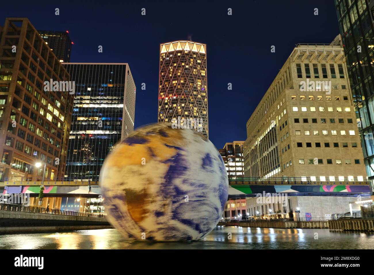 Londra, Regno Unito. 15th gennaio 2023. La Terra galleggiante dell'artista Luke Jerram è installata sul Middle Dock in vista del Canary Wharf's Winter Lights Festival, che aprirà il 18th gennaio. La terra di replica illuminata internamente che copre dieci metri di diametro è stata creata dalle immagini della NASA come si vede dallo spazio, e invita lo spettatore a riconoscere la fragilità del pianeta e considerare le preoccupazioni ambientali. Credit: Undicesima ora di Fotografia/Alamy Live News Foto Stock