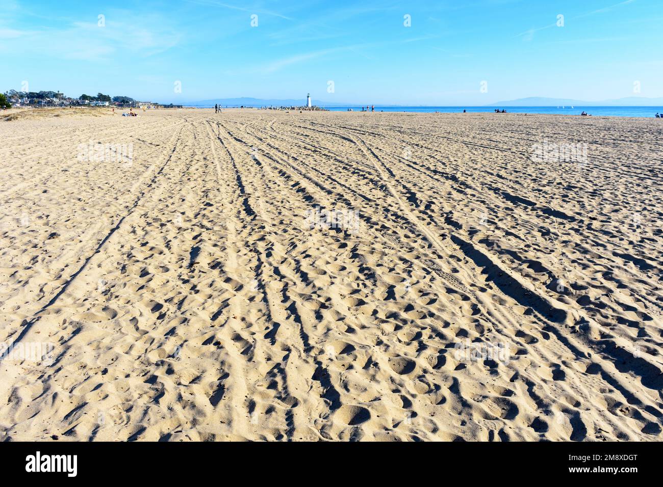 Gradini a piedi e piste per veicoli a caso sulla Seabright state Beach. Faro di Santa Cruz Breakwater. Foto Stock