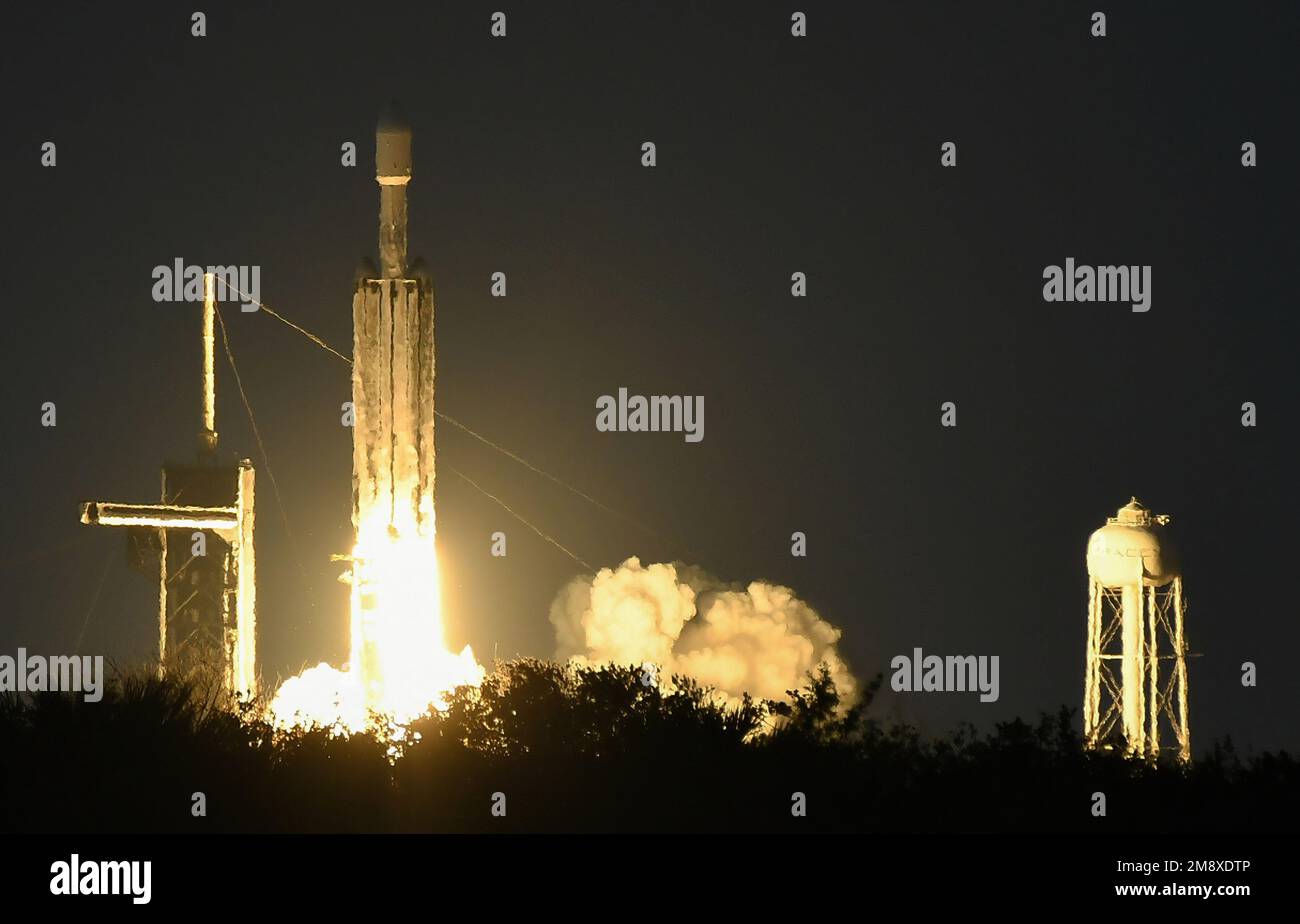 Cape Canaveral, Stati Uniti. 15th Jan, 2023. Un razzo SpaceX Falcon Heavy lancia dal pad 39A al Kennedy Space Center come visto dalla Cape Canaveral Space Force Station a Cape Canaveral. La missione USSF 67 trasporta carichi utili militari per gli Stati Uniti Forza spaziale. Credit: SOPA Images Limited/Alamy Live News Foto Stock