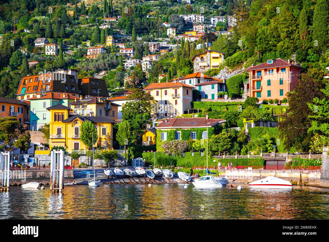 Vista sulla strada del villaggio Bellagio sul lago di Como, in Italia. Foto Stock