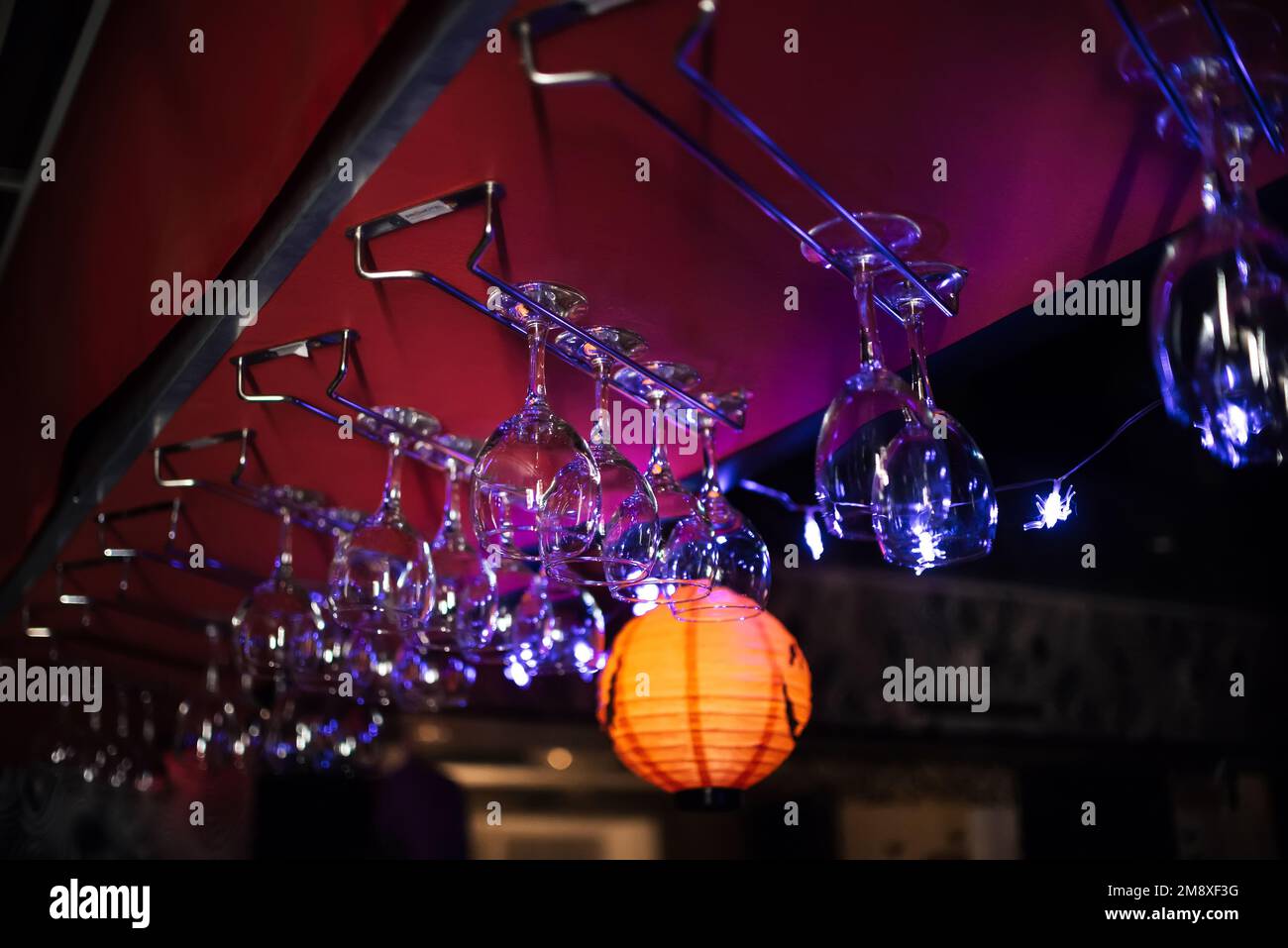 bicchieri vuoti sospesi da un bar in un ristorante Foto Stock
