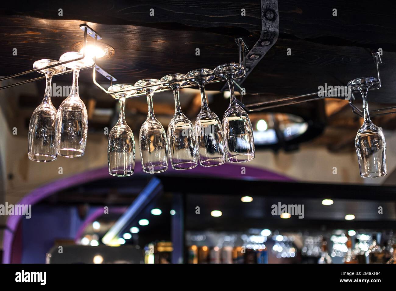 bicchieri da vino puliti e lucidi nel bar del ristorante Foto Stock