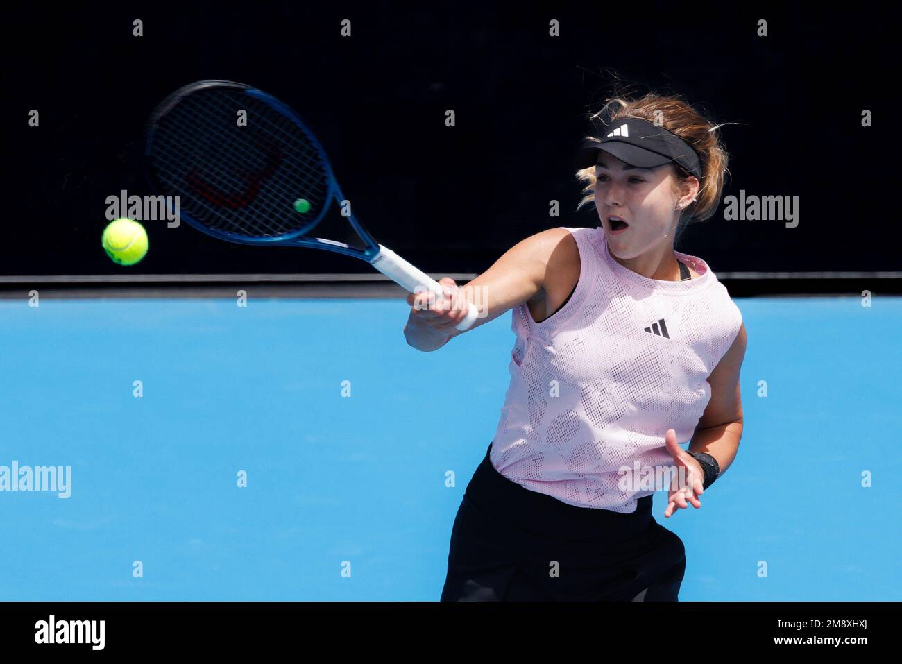 Melbourne, Australia. 16th Jan, 2023. Anna KALINSKAYA in azione contro il 13th° seme Danielle COLLINS degli Stati Uniti nella partita femminile del 1° giorno dell'2023 Australian Open on Rod Laver Arena, a Melbourne, Australia. Sydney Low/Cal Sport Media. Credit: csm/Alamy Live News Foto Stock