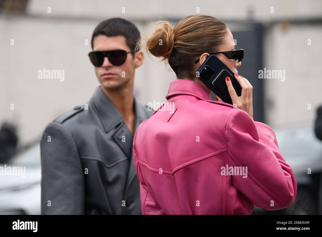 Gli ospiti al di fuori dello spettacolo Prada durante la Milano Men's Fashion Week Autunno/Inverno 2023/2024 Foto Stock