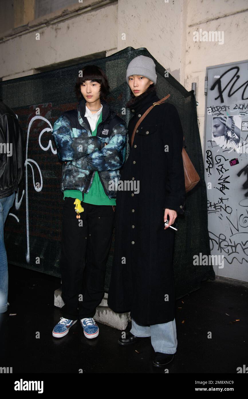 Modelli fuori dal JW Anderson show durante la Milano Men's Fashion Week Autunno/Inverno 2023/2024 Foto Stock