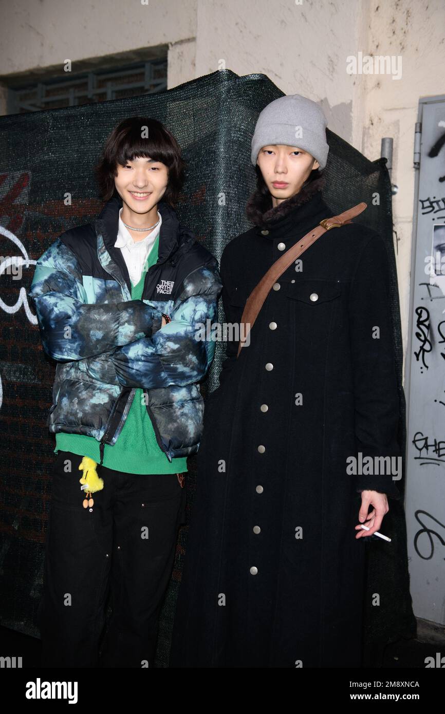 Modelli fuori dal JW Anderson show durante la Milano Men's Fashion Week Autunno/Inverno 2023/2024 Foto Stock