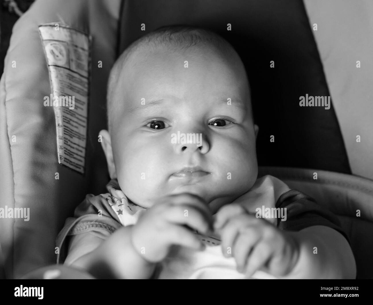 Primo piano in bianco e nero del bambino caucasico Foto Stock