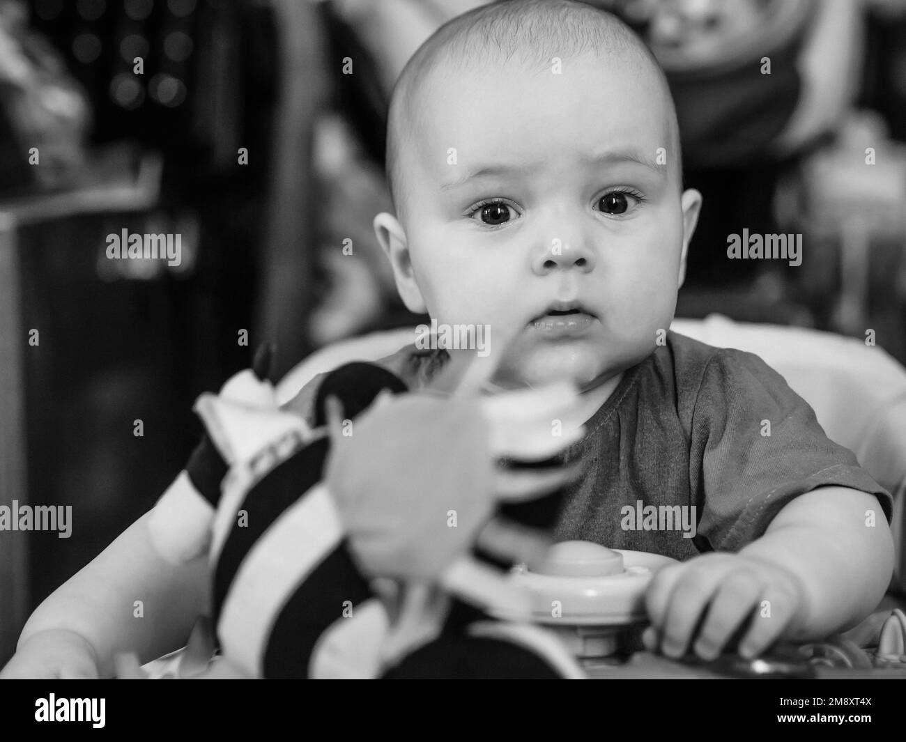 Primo piano in bianco e nero del bambino in Walker Foto Stock