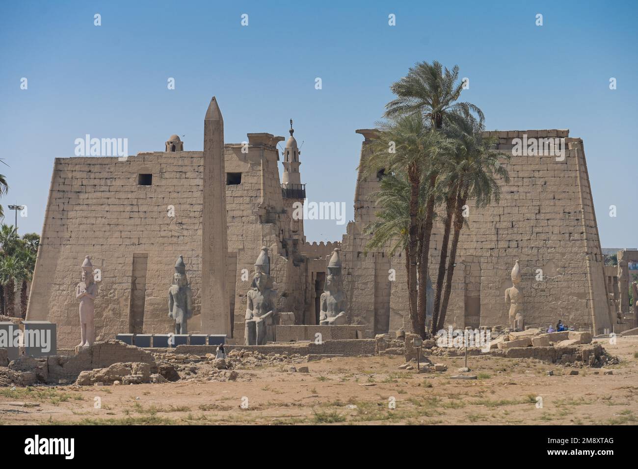 Pilone con figure di Ramses II e obelisco, antico tempio egiziano di Luxor, Luxor, Egitto Foto Stock