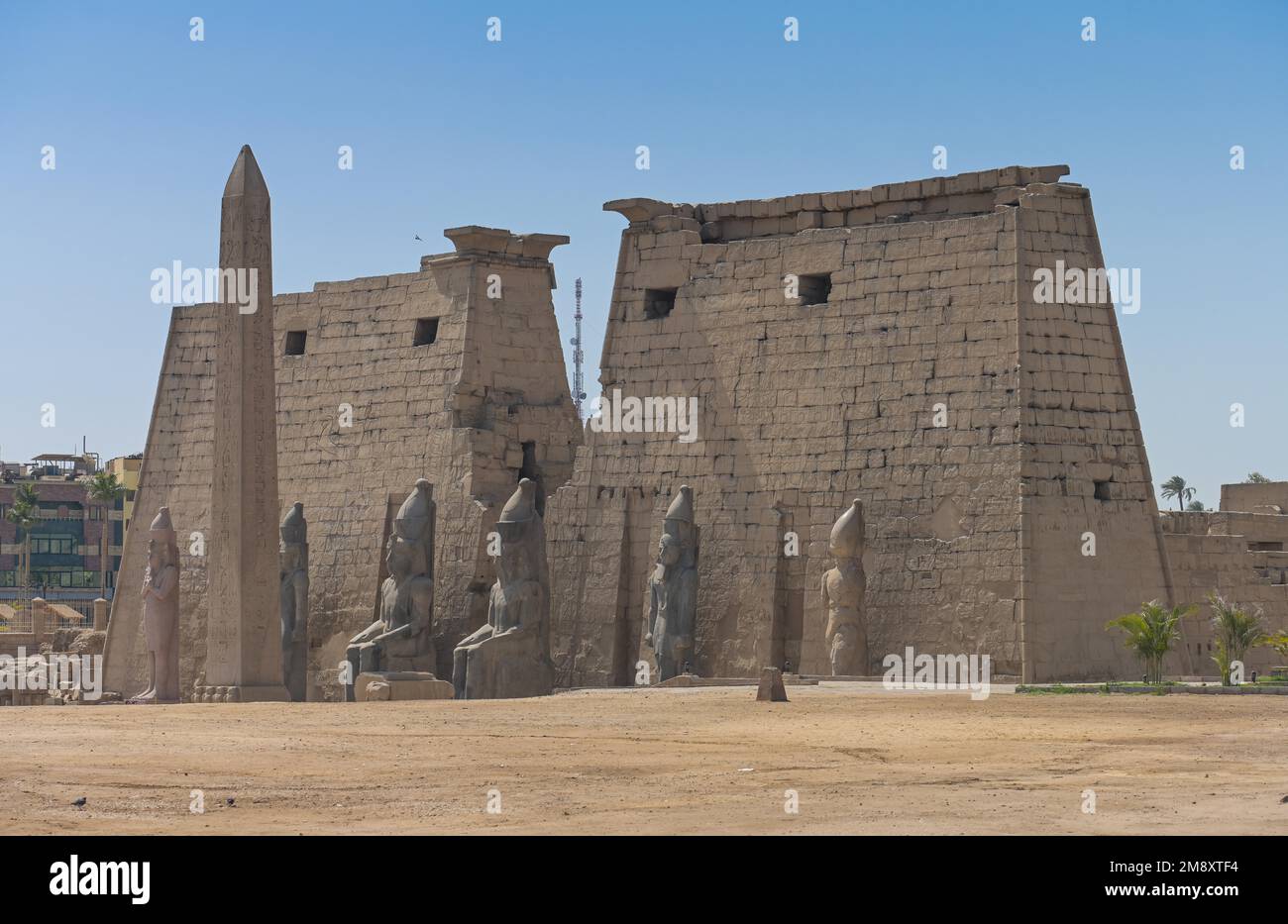 Pilone con figure di Ramses II e obelisco, antico tempio egiziano di Luxor, Luxor, Egitto Foto Stock