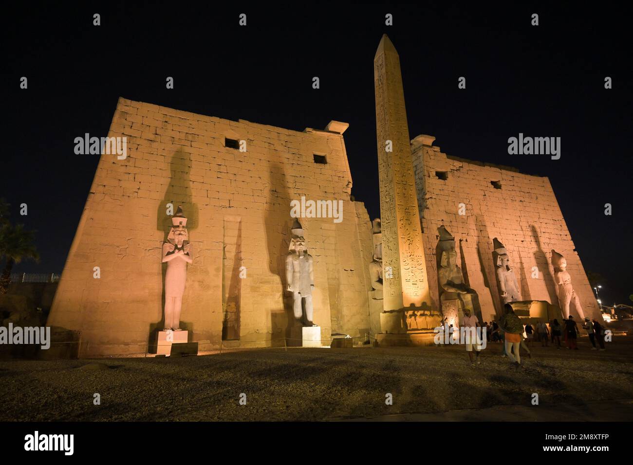 Pilone con figure di Ramses II e obelisco, antico tempio egiziano di Luxor, Luxor, Egitto Foto Stock