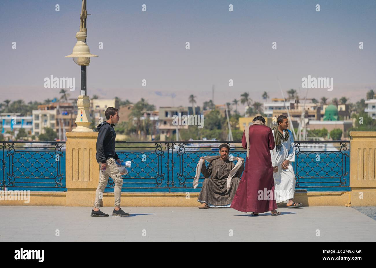 Giovani uomini, tempo libero, lungomare Corniche, Luxor, Egitto Foto Stock