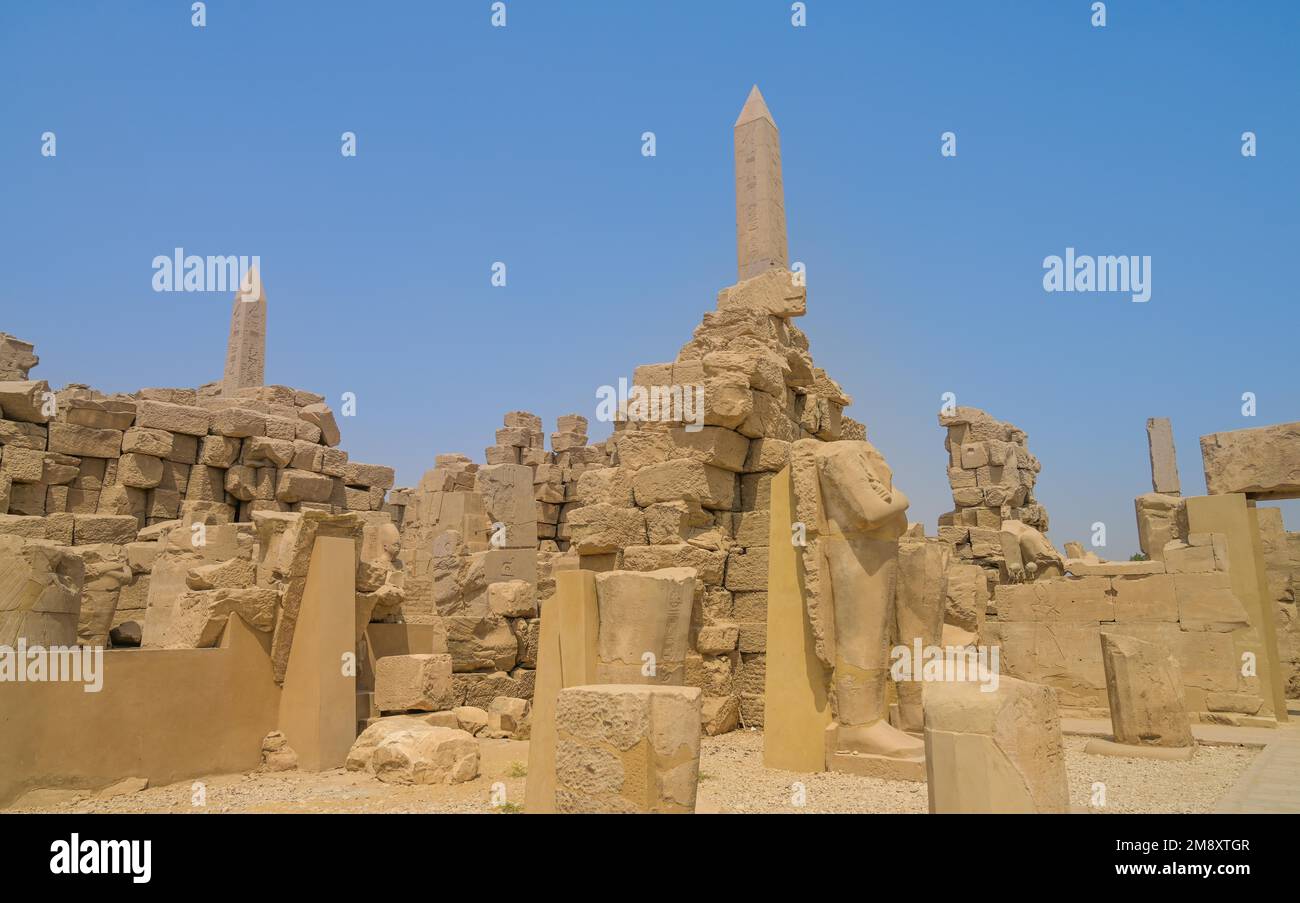 Rovine del tempio con 2 obelischi nella zona del tempio di Thutmosis III, Tempio di Karnak, Karnak, Egitto Foto Stock