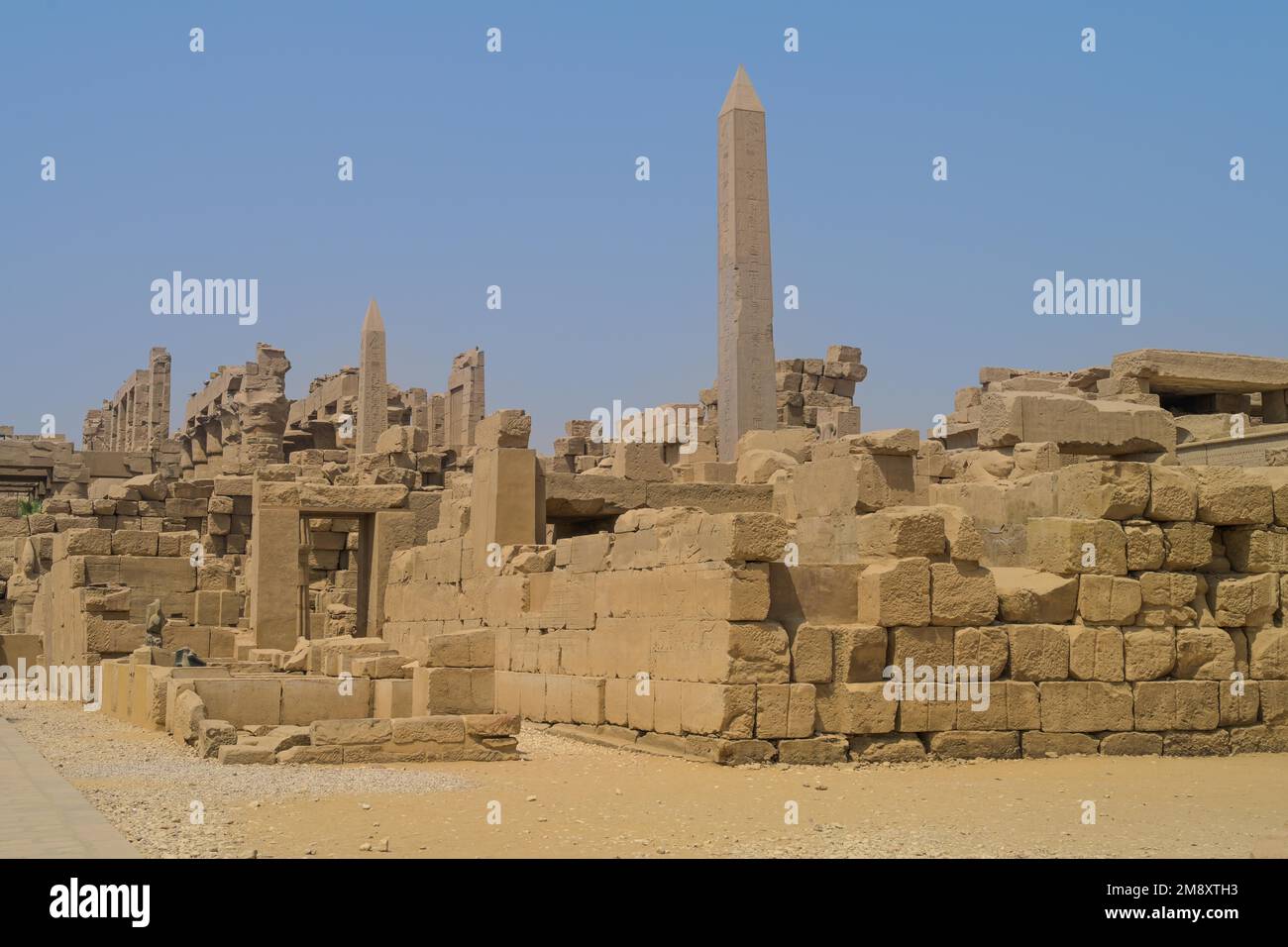 Rovine del tempio con 2 obelischi nella zona del tempio di Thutmosis III, Tempio di Karnak, Karnak, Egitto Foto Stock