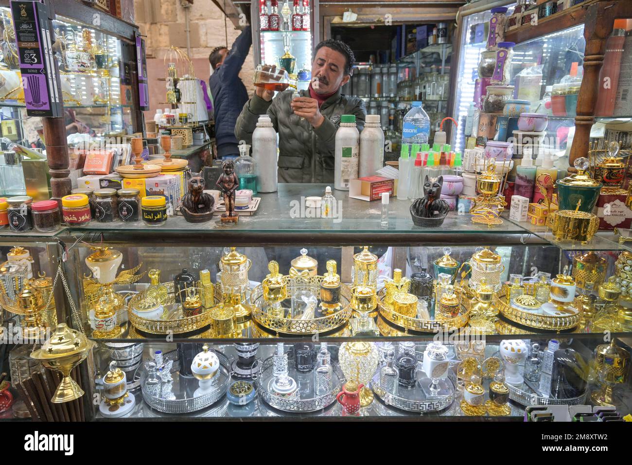 Vendita di profumi e oli essenziali, Bazaar Khan el-Khalili, Città Vecchia, il Cairo, Egitto Foto Stock