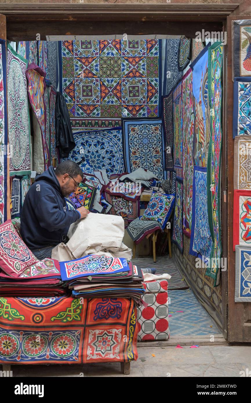 Cuscini ricamati su misura, coperte, fatti a mano, bazar Khan el-Khalili, Città Vecchia, Cairo, Egitto Foto Stock