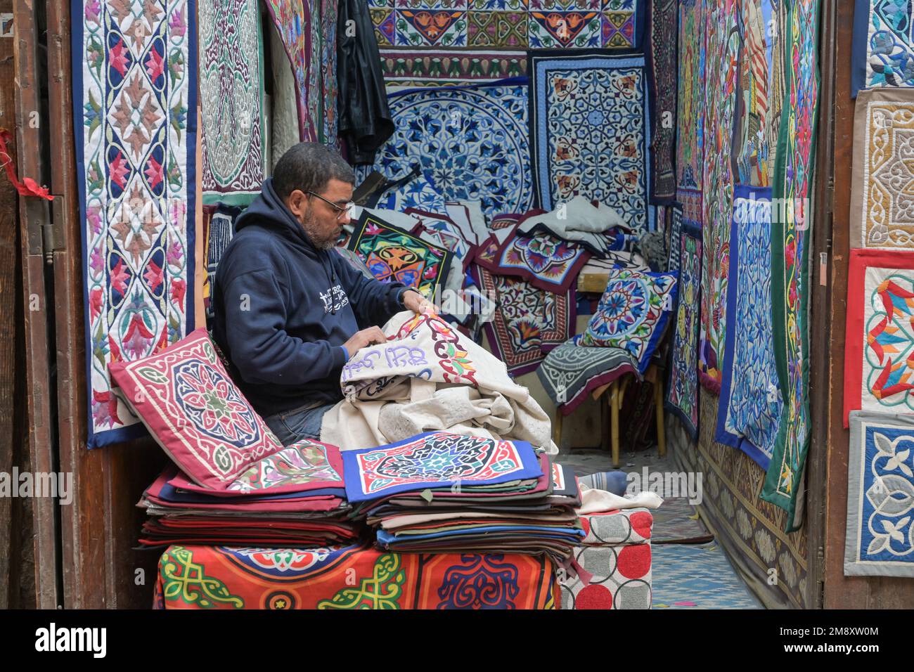 Cuscini ricamati su misura, coperte, fatti a mano, bazar Khan el-Khalili, Città Vecchia, Cairo, Egitto Foto Stock
