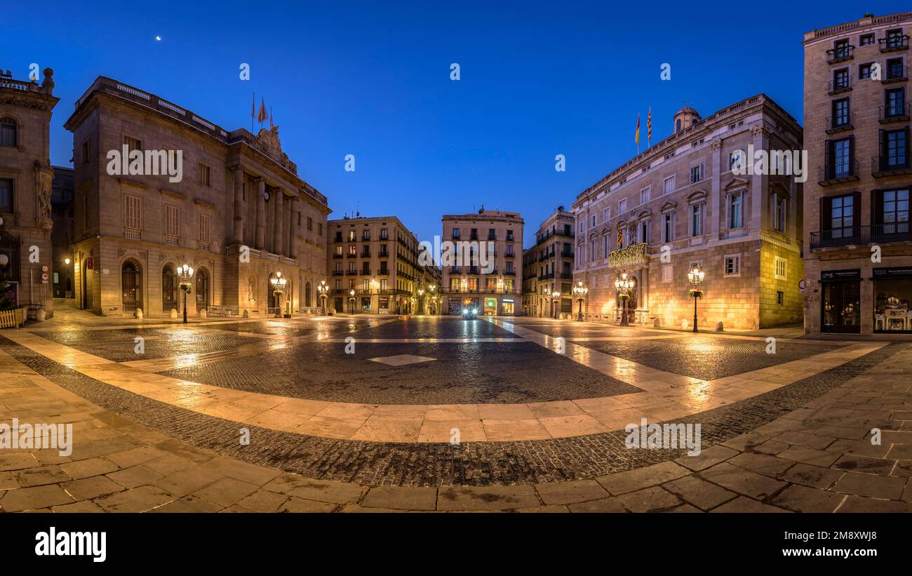 Municipio di Barcellona, Palazzo della Generalitat di Catalogna e Piazza Sant Jaume all'ora blu e di notte (Barcellona, Catalogna, Spagna) Foto Stock