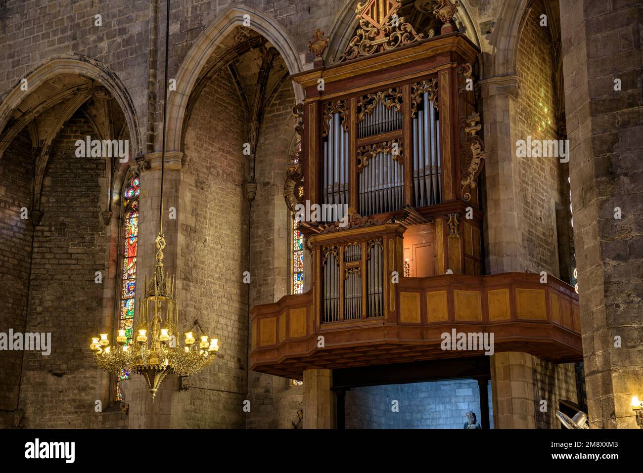 Lampadario e organo della Basilica di Santa Maria del Mar (Barcellona, Catalogna, Spagna) ESP: Candelabro y órgano de Santa Maria del Mar Foto Stock